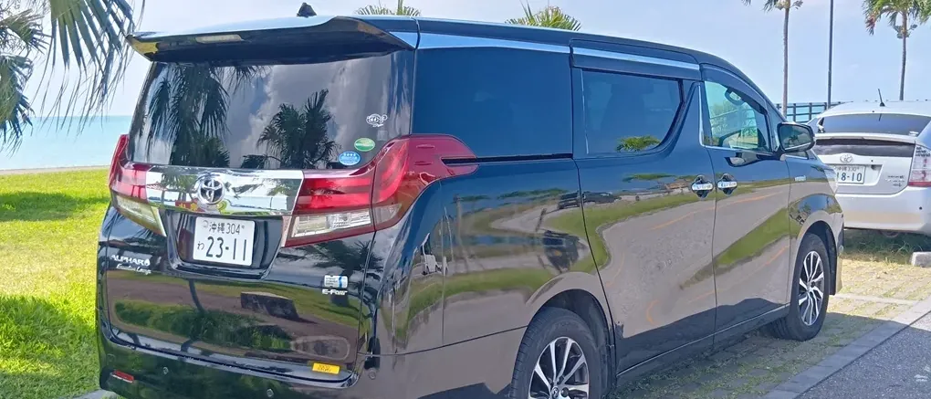 海沿いに停まる White one の車両