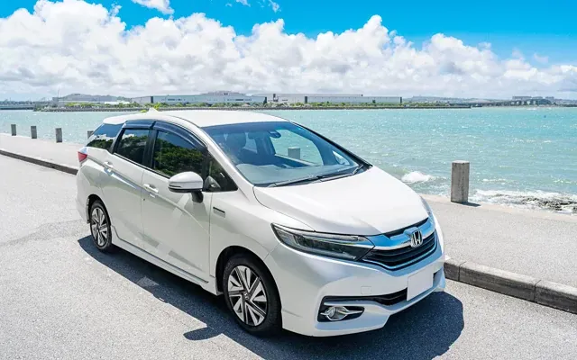 出発を待つ White one の車両